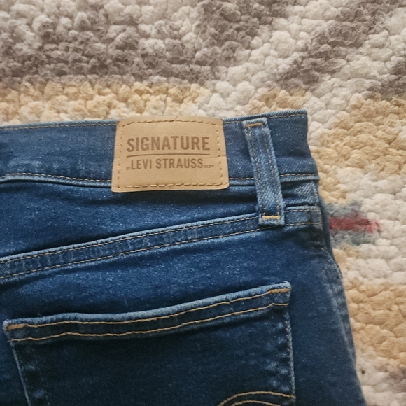 Levis High Rise Straight Leg - Picture 5 of 5